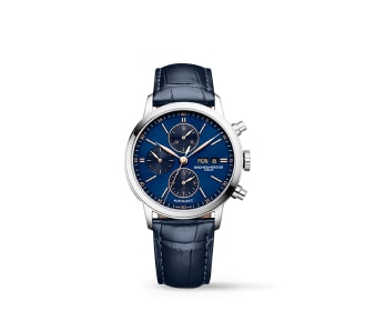 Imagen de reloj plateado con correa de piel azul. BAUME & MERCIER
