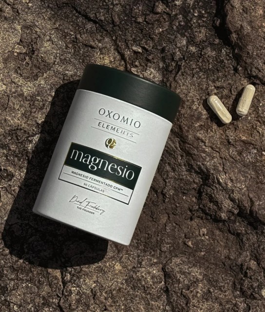 Bote con capsulas de vitaminas