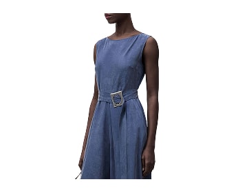 imagen de mujer con vestido azul MODA ESPAÑOLA