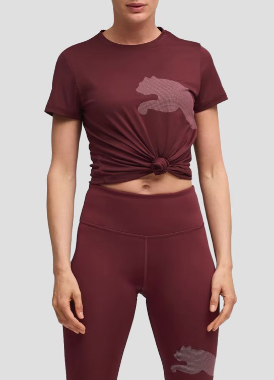 Mujer usando playera y pants color rojo PUMA