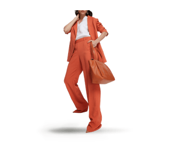 Imagen de mujer con taje naranja. ADOLFO DOMINGUEZ