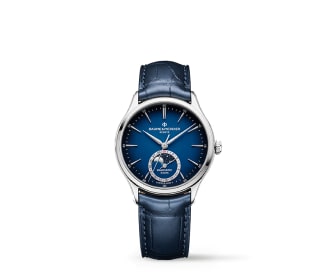 Imagen de reloj plateado con caratula y correa azul de piel. BAUME & MERCIER