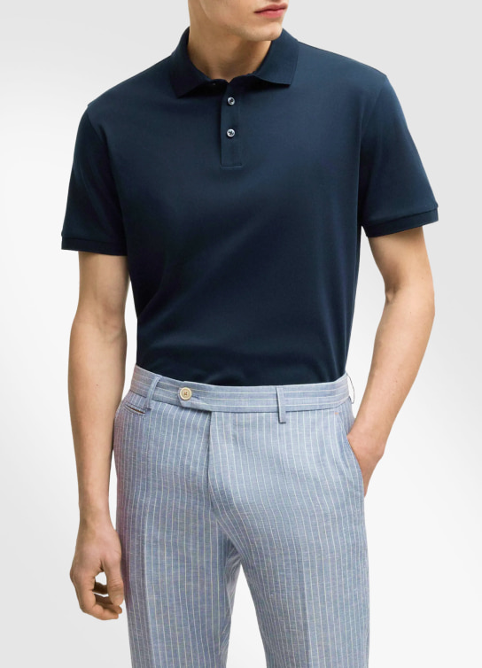 Hombre usando playera tipo polo color azul y pantalon color gris