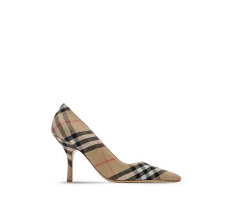 Imagen de un tenis color cafe con suela color blanca. BURBERRY