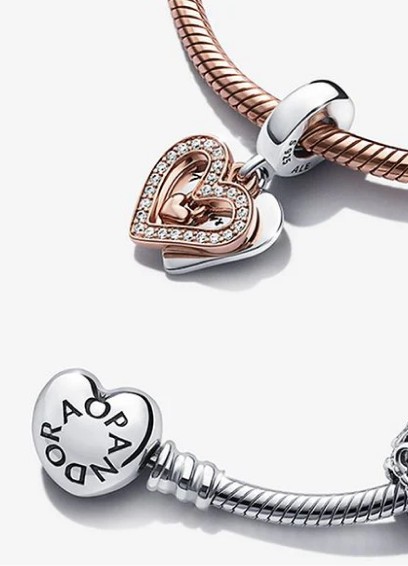 dos dijes en forma de corazon Pandora