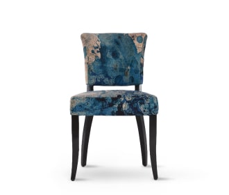 Silla de color azul con patas de madera negras TIMOTHY OULTON