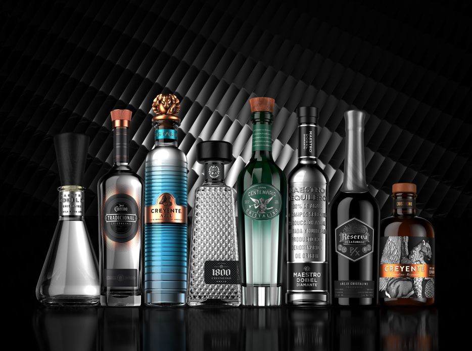 botellas de bebidas de la marca CUERVO