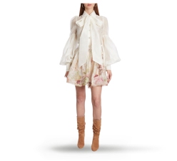 mujer usando blusa y falda, ZIMMERMANN