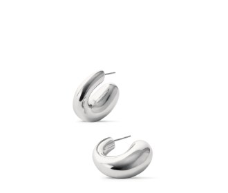 par de aretes plateados