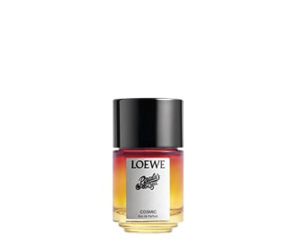 Imagen de un frasco de perfume color naranja con tapa negra, LOEWE