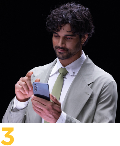 Hombre con traje color gris, viendo su celular