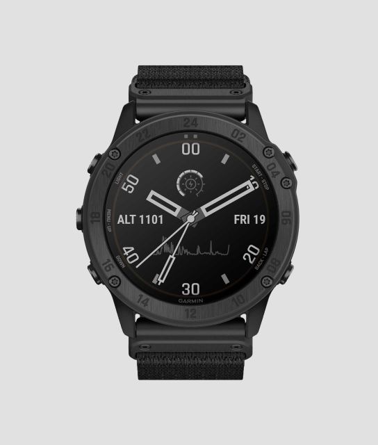 Reloj deportivo color negro con manecillas y numerales blancos