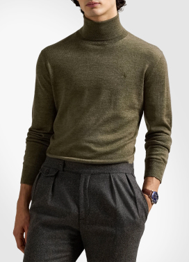 Hombre usando playera color verde de manga larga, cuello de tortuga y un pantalon ngro