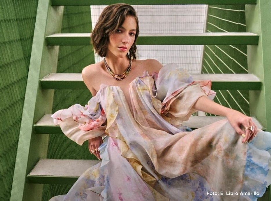 Imagen de dos mujeres, una con ropa color verde y la otra con ropa color caqui, PERSONAL SHOPPING