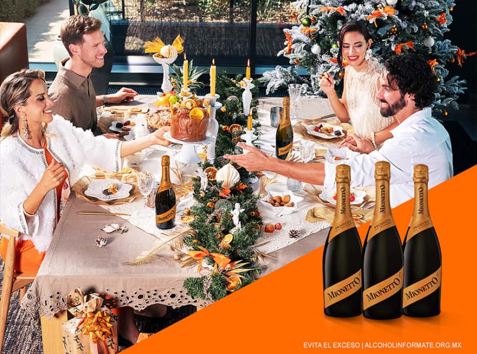 Imagen de una familia cenando y brindando con champagne