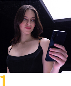 Mujer con ropa negra viendo su celular