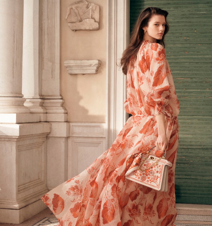 Mujer con vestido largo color durazno y estampado de flores