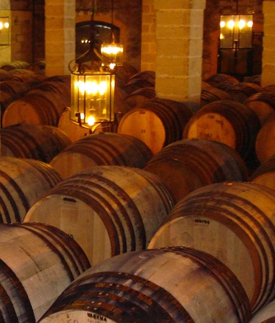 Imagen de un almacen con barricas