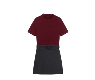 blusa roja y falda gris