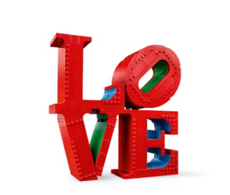 palabra love en rojo, LEGO