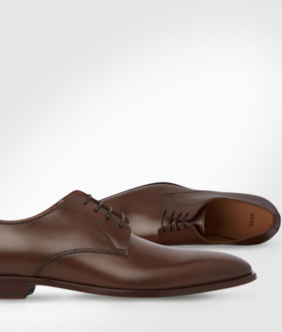 Par de zapatos color cafe