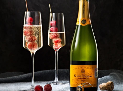 imagen de botellas y copas de champagne