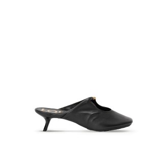 Imagen de zapatilla negra de la marca, LOEWE