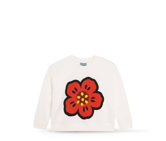 blusa blanca de manga larga con flor roja en el pecho