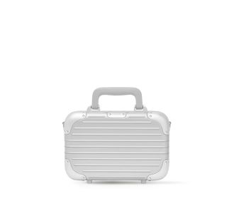Imagen de maletin plateado de la marca RIMOWA