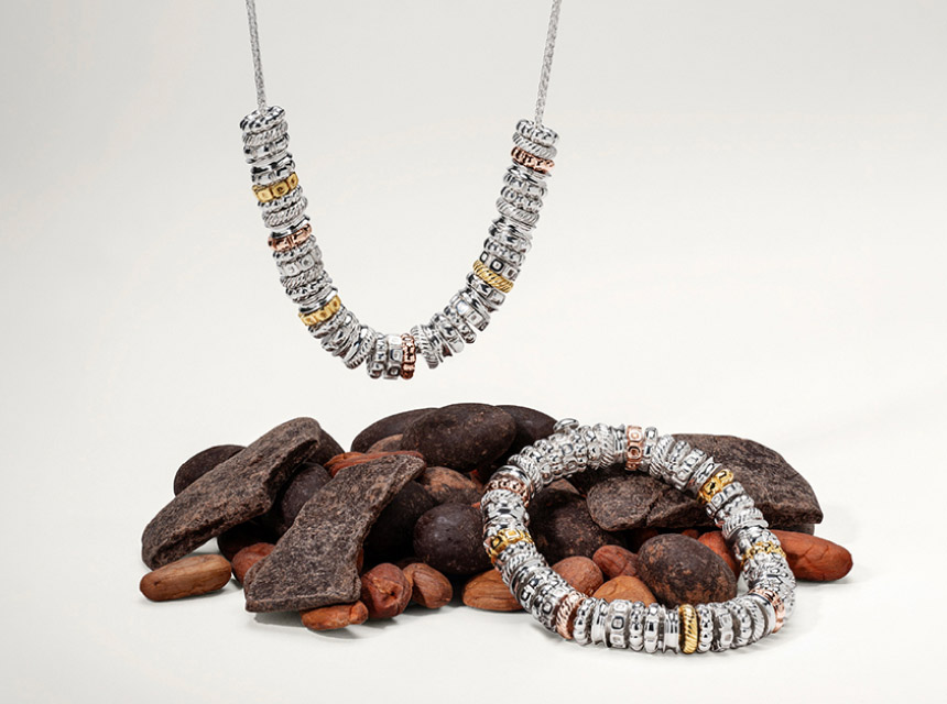 Imagen de pulsera y collar plateados