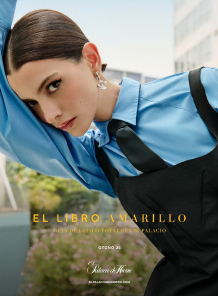 Imagen de la portada de El Libro Amarillo de la temporada de primavera, se observa a una mujer udando camisa azul cielo, corbata negra y vestido de tirantes negro, El Libro Amarillo