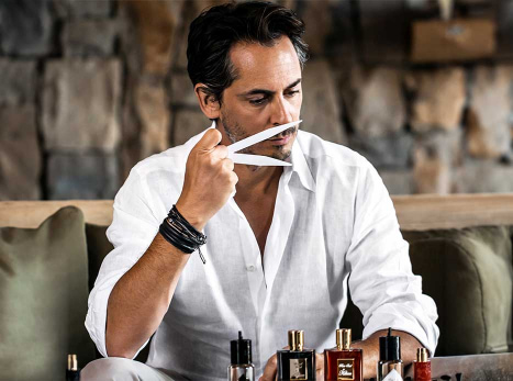 Imagen de un hombre prtobando fragancias KILIAN