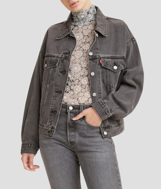 Mujer con ropa color gris