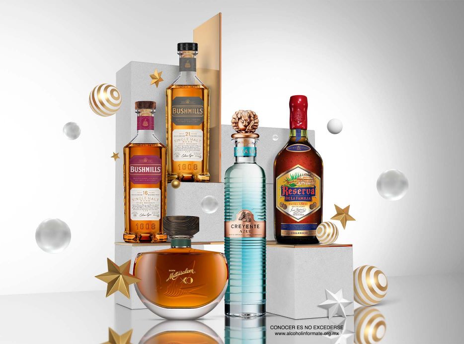 botellas de bebidas de la marca CUERVO