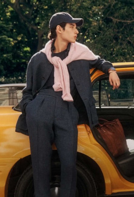 Hombre usando ropa obscura y un sueter rosa de la marca POLO RALPH LAUREN