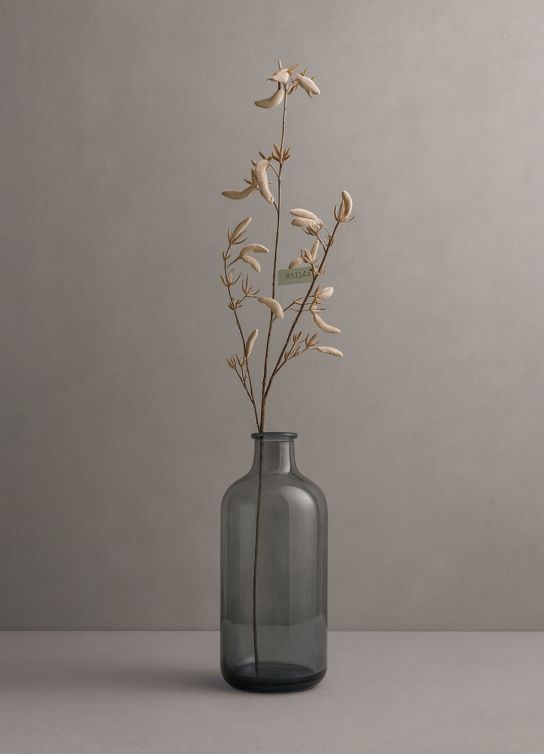 Imagen de un jarron de cristal con flores artificiales