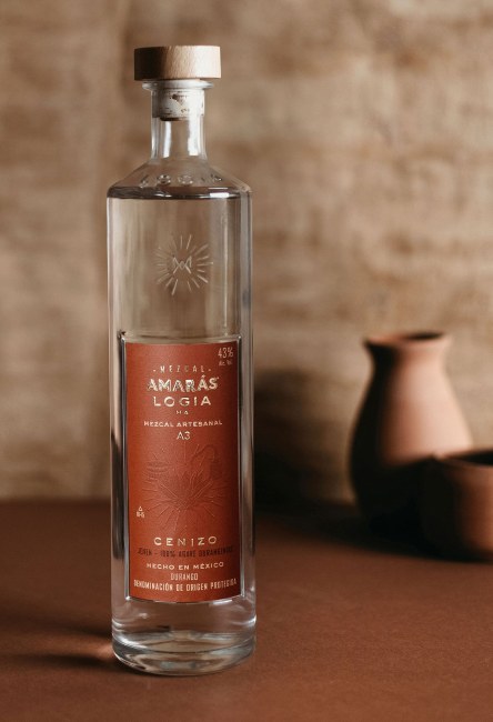 Botella de tequila AMAR&Aacute;S