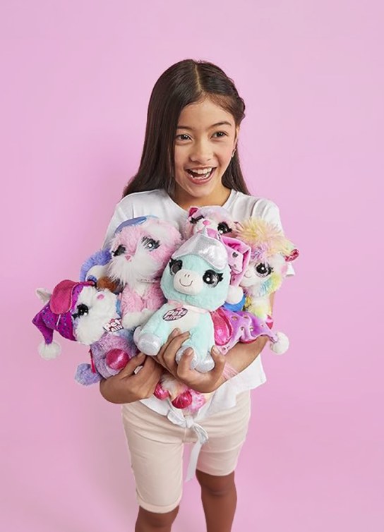 ni&ntilde;a con juguetes de peluche