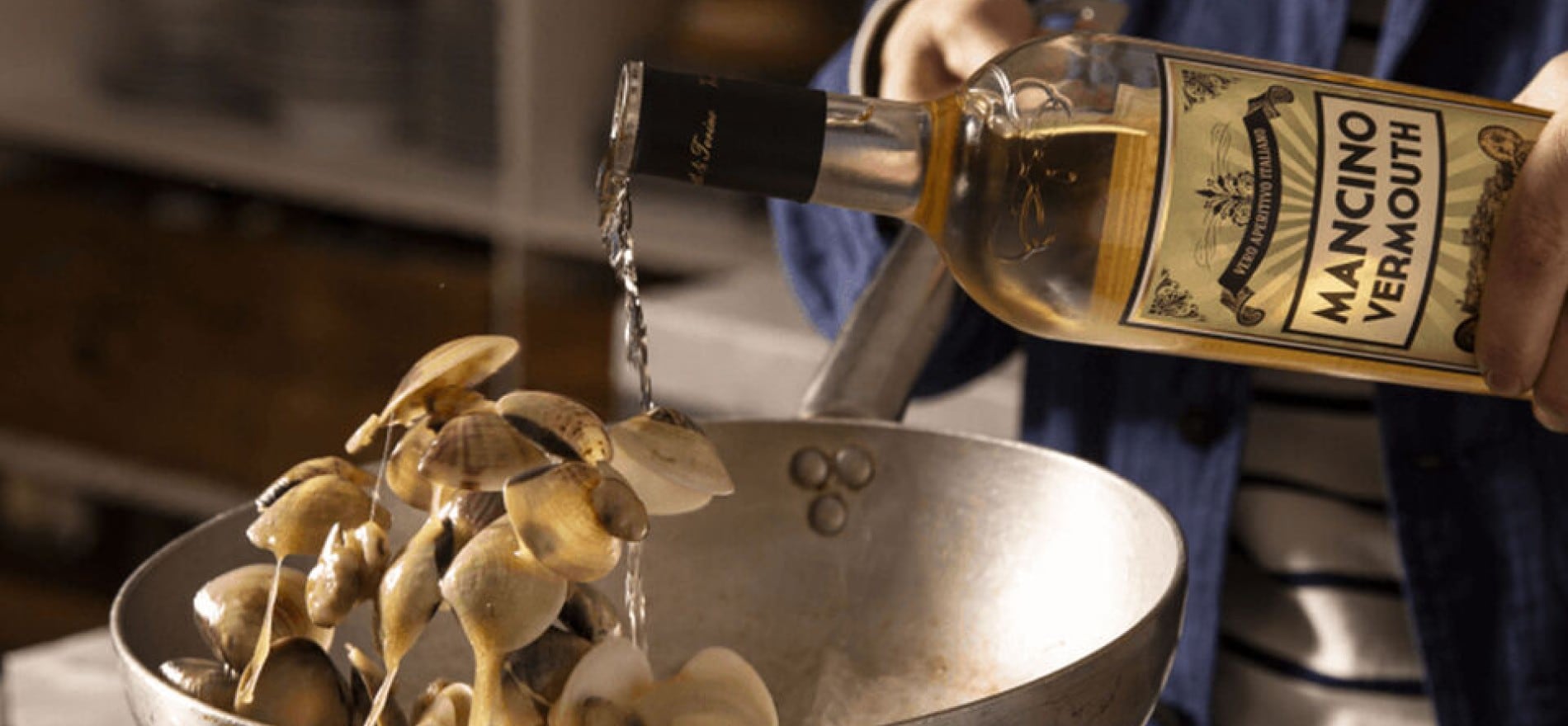 Imagen de una mesa con una tabla que tiene bocadillos Italianos