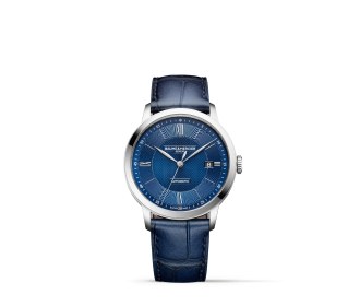 Imagen de reloj plateado con correa de piel azul. BAUME & MERCIER