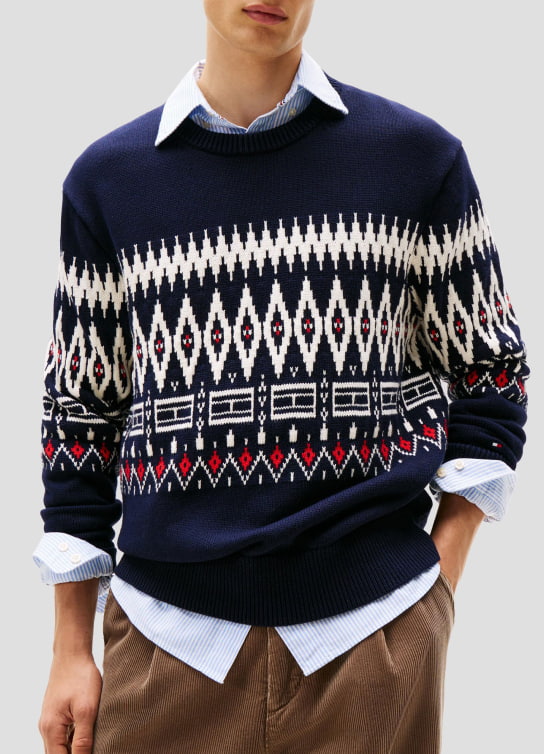 Hombre usando sueter azul con rayas blancas y rojas