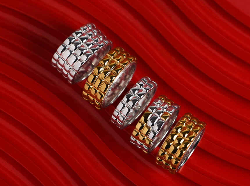 Anillos dorados y plateados que simulan las escamas de una serpiente