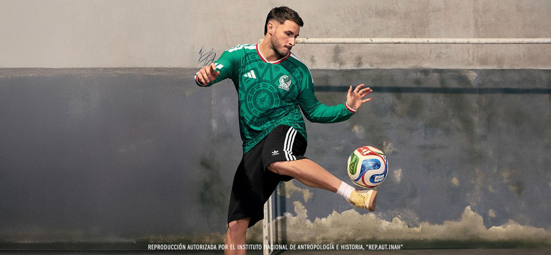 Hombre jugando futbol, lleva playera de la selecci&oacute;n mexicana