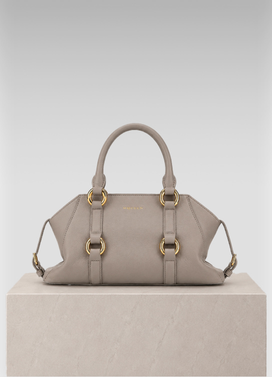 Accesorios de lujo: tenis McQueen