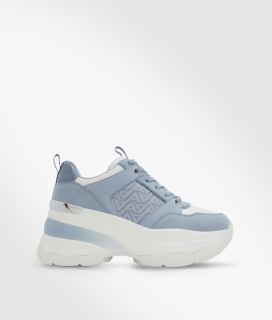 Tenis de color azul con suela alta de color blanca