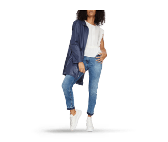 Imagen de mujer con pantalon de mezclilla con blusa blanca. PAZ TORRAS