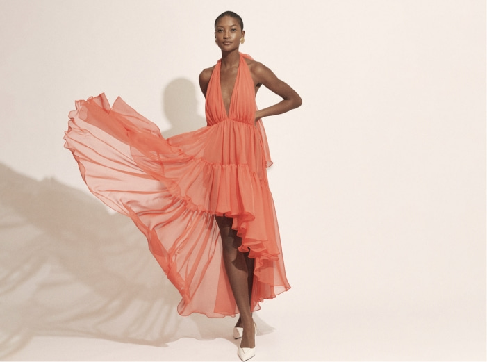 Mujer con vestido largo color mamey