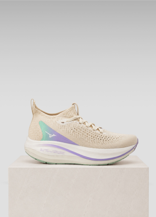 Tenis color beige con morado MIZUNO