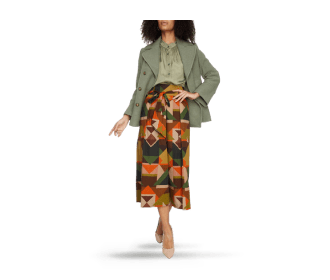 mujer con vestido y saco. ALBA CONDE