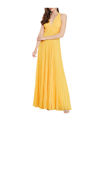 Vestido de noche color amarillo, falda plisada y escote halter, que deja los hombros al descubierto PRONOVIAS